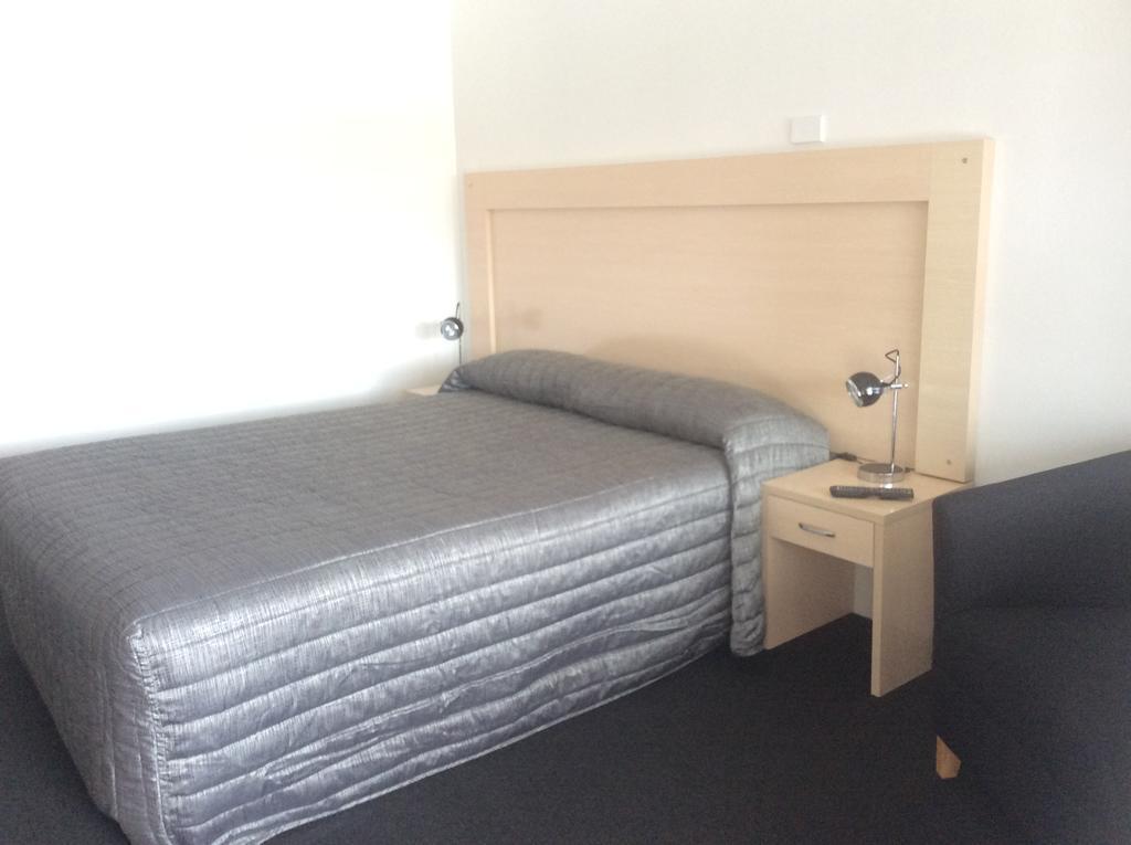 Cherry Blossom Motor Inn Young Room photo